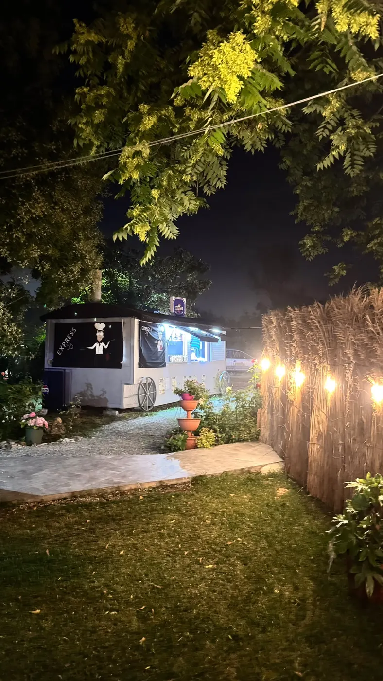 Food truck-ul din curte, iluminat seara